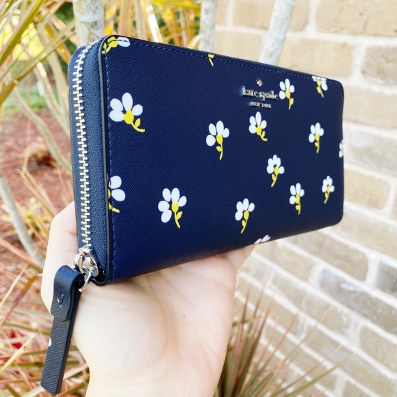 SALE‼️‼️ Kate spade Large zip around wallet floral - Picture 3 of 5
